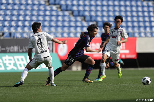 一美 和成（中央）の先制点をはじめG大23はこの日4得点を挙げ快勝した【明治安田Ｊ３ 第5節 G大23vs藤枝】