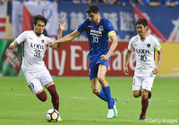 ボールを奪いにいく犬飼 智也（#39）とキャプテンの小笠原 満男（#40）。共にフル出場を果たした【ACL GS MD5 上海緑地申花vs鹿島】