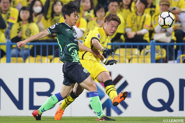 左サイドからクロスを配給する山崎 亮平（柏）。全北現代の激しいマークに手を焼いた【ACL GS MD5 柏vs全北現代】