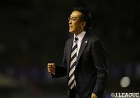 この日が初采配となった大槻 毅育成ダイレクター(浦和)【ルヴァンカップGS 第3節 広島vs浦和】