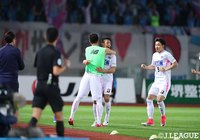 一時同点に追いつくゴールを奪った三丸 拡(鳥栖)はチームメイトと喜びを分かち合う【ルヴァンカップGS 第3節 長崎vs鳥栖】