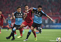 フッキからボールを絡めとる奈良 竜樹(#3)と武岡 優斗(#17)【ACL GS MD5 上海上港vs川崎F】