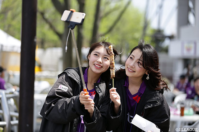串グルメ片手にハイ、チーズ！【明治安田Ｊ２ 第8節 京都vs大分】