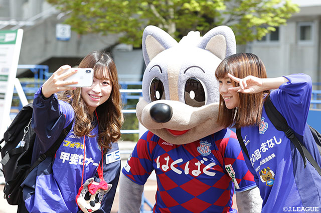 美女に囲まれ、ヴァンくんも嬉しそう！【明治安田Ｊ２ 第8節 甲府vs水戸】