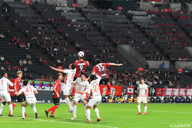 札幌と名古屋の両選手が空中戦で激しく競り合う【明治安田Ｊ１ 第6節 札幌vs名古屋】