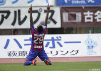 ジュニオール バホス（甲府）が先制点を制し、喜びを爆発させる！【明治安田Ｊ２ 第8節 甲府vs水戸】