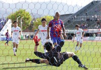 PKを獲得した甲府だったが、ジネイの放ったシュートは本間 幸司（水戸）の好セーブに阻まれてしまう【明治安田Ｊ２ 第8節 甲府vs水戸】