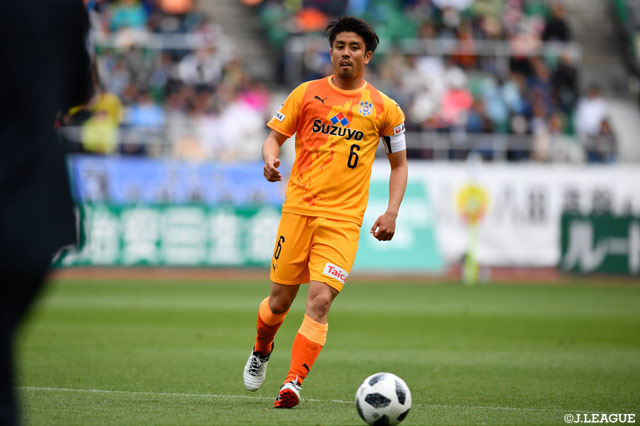 キャプテンマークを巻いた竹内 涼（清水）は、攻守に奮闘した【明治安田Ｊ１ 第6節 磐田vs清水】