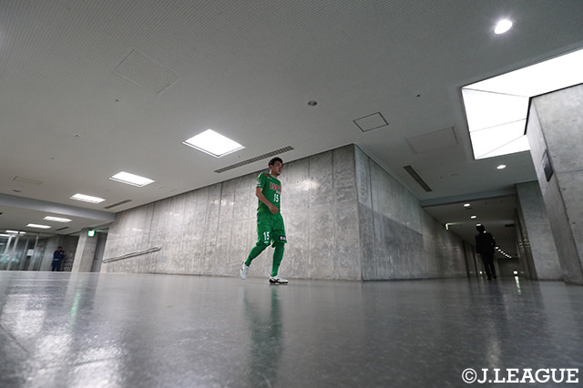 ピッチに向かう林　昇吾（東京V）【明治安田Ｊ２ 第8節 東京Ｖvs岐阜】