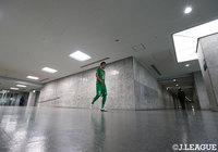 ピッチに向かう林　昇吾（東京V）【明治安田Ｊ２ 第8節 東京Ｖvs岐阜】