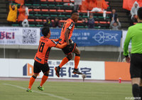 試合開始早々に先制点を決めたオナイウ 阿道（山口）【明治安田Ｊ２ 第8節 山口vs大宮】