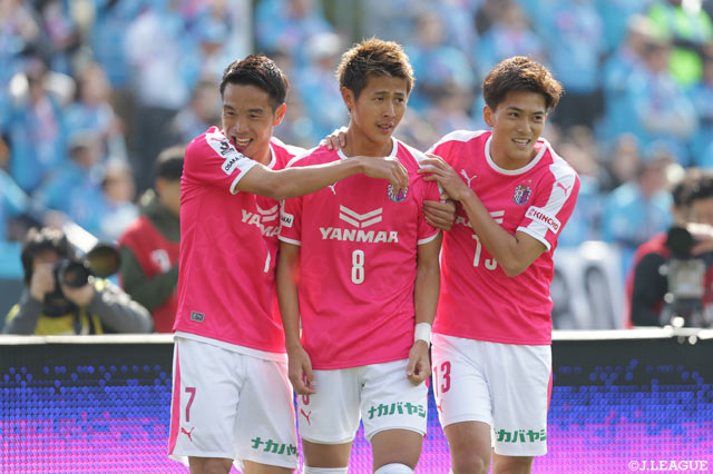 こぼれ球を冷静に流し込み、先制点を挙げた柿谷 曜一朗（中央）【明治安田Ｊ１ 第6節 Ｃ大阪vs鳥栖】