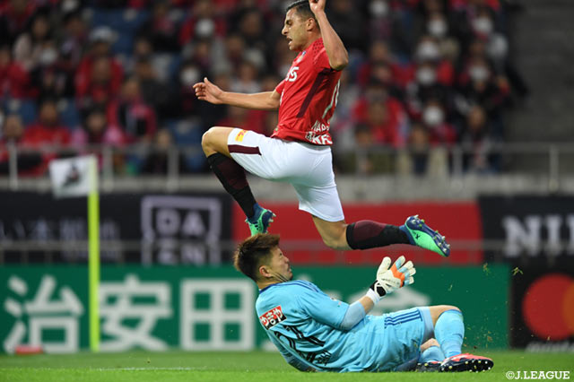 関 憲太郎（仙台）が、アンドリュー ナバウト（浦和）のシュートを阻んだ【明治安田Ｊ１ 第6節 浦和vs仙台】