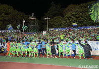 開幕戦以来の白星をつかみ、サポーターと喜びを分かち合う湘南の選手たち【明治安田Ｊ１ 第6節 湘南vs鹿島】