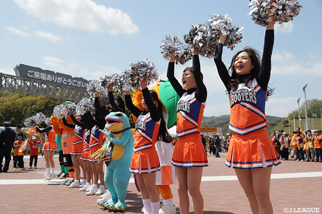 オレンジシューターズと一緒にパフォーマンスをする金太【明治安田Ｊ２ 第8節 愛媛vs山形】