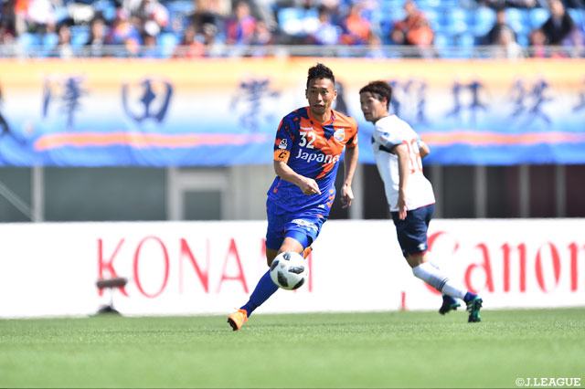 古巣との対決に気迫のこもったプレーをする徳永 悠平（長崎）【明治安田Ｊ１ 第6節 長崎vsFC東京】