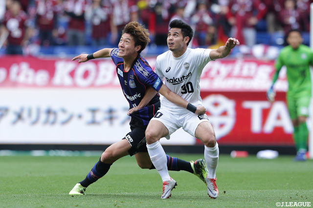 ファン ウィジョ（Ｇ大阪）に激しくマークするティーラトン（神戸）【明治安田Ｊ１ 第6節 Ｇ大阪vs神戸】