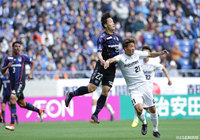 ハイボールを競り合う田中 順也（神戸）とオ ジェソク（Ｇ大阪）【明治安田Ｊ１ 第6節 Ｇ大阪vs神戸】