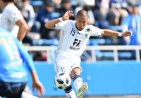 森本 貴幸（福岡）が30分にゴールを決め前半の内に試合を振り出しに戻す【明治安田Ｊ２ 第8節 横浜FCvs福岡】