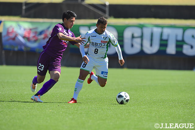 前節ゴールを決めているフェルナンジーニョ(鳥取/右)は、積極的に攻めるもゴールならず【明治安田Ｊ３ 第6節 藤枝vs鳥取】