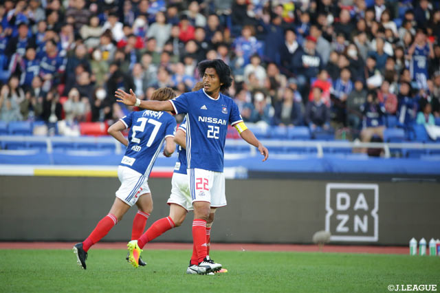 失点の後すぐに中澤 佑二（横浜FM）のヘディングで同点に追いつく【明治安田Ｊ１ 第6節 横浜FMvs川崎Ｆ】