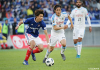 扇原 貴宏（横浜FM）にプレスをかける大久保 嘉人（川崎Ｆ）【明治安田Ｊ１ 第6節 横浜FMvs川崎Ｆ】