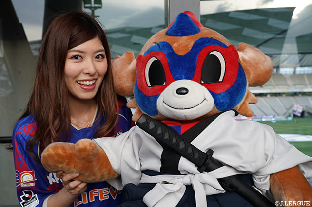 美女とドロンパくんの2ショット！いつにも増して凛々しいね【明治安田Ｊ１ 第7節 FC東京vs鹿島】