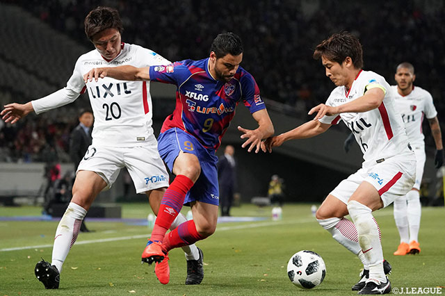 好調なディエゴ オリヴェイラ（FC東京）に対し、激しいマークをみせる鹿島の三竿 健斗と永木 亮太【明治安田Ｊ１ 第7節 FC東京vs鹿島】