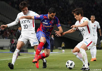 好調なディエゴ オリヴェイラ（FC東京）に対し、激しいマークをみせる鹿島の三竿 健斗と永木 亮太【明治安田Ｊ１ 第7節 FC東京vs鹿島】