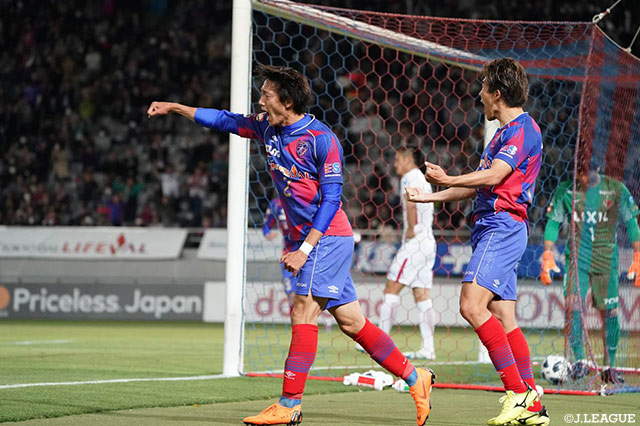 ドリブルで右サイドを突破した室屋 成（FC東京）のクロスがオウンゴールを誘発！FC東京が同点に追いつく！【明治安田Ｊ１ 第7節 FC東京vs鹿島】