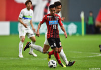 持ち前のテクニックでボールをキープするチャナティップ（札幌）【明治安田Ｊ１ 第7節 札幌vs湘南】