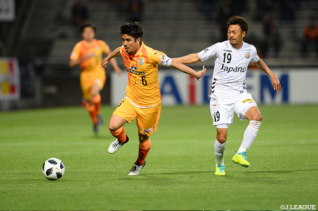 ボールを前線に運ぶ竹内 涼（清水）。キャプテンとしてフル出場を果たした【明治安田Ｊ１ 第7節 清水vs長崎】