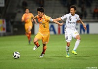 ボールを前線に運ぶ竹内 涼（清水）。キャプテンとしてフル出場を果たした【明治安田Ｊ１ 第7節 清水vs長崎】