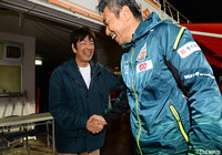 長崎の高木監督（右）、髙田社長とがっちり握手。念願の初勝利に笑みがこぼれた【明治安田Ｊ１ 第7節 清水vs長崎】