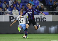 長沢 駿（Ｇ大阪）の突破を食い止める大井 健太郎（磐田）。激しいマッチアップを繰り広げた【明治安田Ｊ１ 第7節 Ｇ大阪vs磐田】