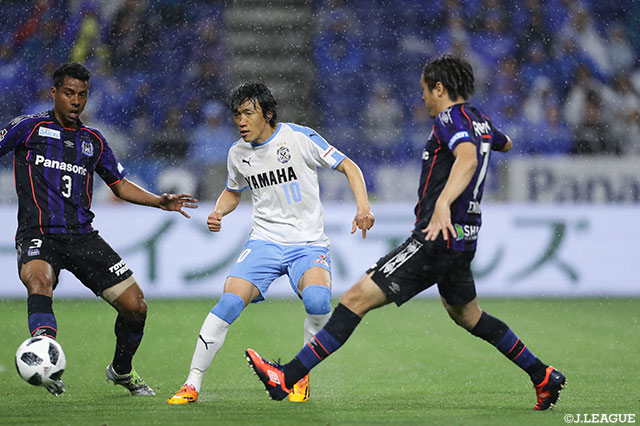 キーマンである中村 俊輔（磐田）へ素早く寄せるファビオ（Ｇ大阪/#3）と遠藤 保仁（Ｇ大阪/#7）。試合を通じ安定した守備を披露した【明治安田Ｊ１ 第7節 Ｇ大阪vs磐田】