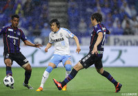 キーマンである中村 俊輔（磐田）へ素早く寄せるファビオ（Ｇ大阪/#3）と遠藤 保仁（Ｇ大阪/#7）。試合を通じ安定した守備を披露した【明治安田Ｊ１ 第7節 Ｇ大阪vs磐田】