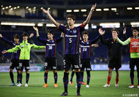 ホームのサポータの前でリーグ戦初勝利を飾ったＧ大阪。キャプテンの三浦を先頭に更なる浮上を誓った【明治安田Ｊ１ 第7節 Ｇ大阪vs磐田】