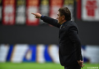 ピッチに指示を送るペトロヴィッチ監督【明治安田Ｊ１ 第7節 札幌vs湘南】