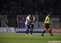 アウェイで先制した横浜FM。PKを決めたウーゴ　ヴィエイラ（左）を中澤　佑二（右）が祝福【明治安田Ｊ１ 第7節 広島vs横浜FM】