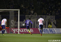 ティーラシン（広島）はPKをしっかりと沈め、開幕戦以来となる今季2ゴール目を記録した【明治安田Ｊ１ 第7節 広島vs横浜FM】