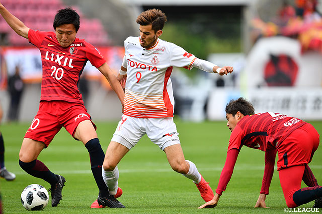 主導権を握るべく中盤で激しくやり合う三竿 健斗（鹿島）と長谷川 アーリアジャスール（名古屋）【明治安田Ｊ１ 第8節 鹿島vs名古屋】