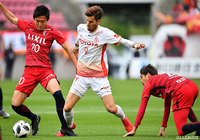 主導権を握るべく中盤で激しくやり合う三竿 健斗（鹿島）と長谷川 アーリアジャスール（名古屋）【明治安田Ｊ１ 第8節 鹿島vs名古屋】