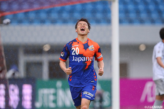 先制点を奪い、雄たけびをあげる中村 慶太（長崎）【明治安田Ｊ１ 第8節 長崎vsＧ大阪】