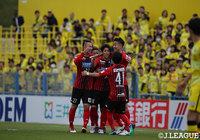 頭で合わせて同点ゴールを記録した宮吉　拓実をチームメイトたちが祝福【明治安田Ｊ１ 第8節 柏vs札幌】