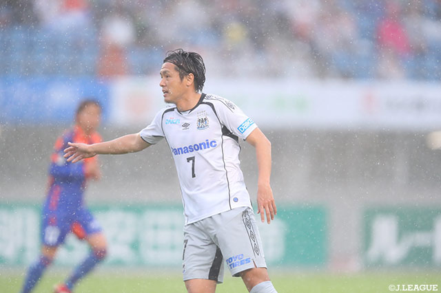 味方へ指示を出す遠藤 保仁（Ｇ大阪）【明治安田Ｊ１ 第8節 長崎vsＧ大阪】