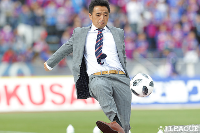 タッチを割ったボールに対し、吉田　達磨監督（甲府）が華麗な足さばきを披露【明治安田Ｊ２ 第9節 甲府vs松本】