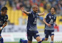 FKを直接沈めるなど、鈴木　惇（福岡）はこの日2ゴールの活躍でチームを勝利に導いた【明治安田Ｊ２ 第9節 福岡vs山口】