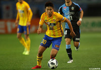 前節2ゴールの西村 拓真（仙台）。果敢にドリブルを仕掛け、川崎Ｆ守備陣を苦しめた【明治安田Ｊ１ 第8節 仙台vs川崎Ｆ】