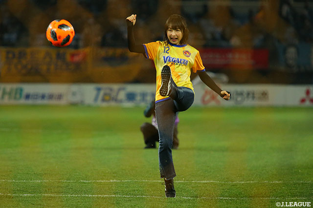 映画『ママレード・ボーイ』のプロモーションで来場の桜井 日奈子さん。『DAZNチャレンジ』にもキッカーとして参加してくれました【明治安田Ｊ１ 第8節 仙台vs川崎Ｆ】